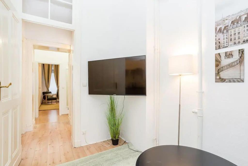 Newly Furnished Apartment For Up To 6 People Берлін Екстер'єр фото